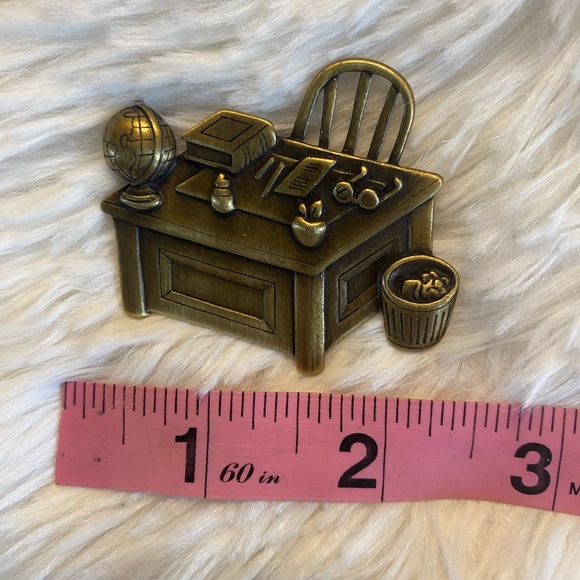 Brooch Vintage JJ Jonette Teachers School Desk Brass Pin Fashion Jewelry - Picture 3 of 3